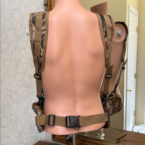 Camo Hunter’s Harness. Pro grade. Ballistic Nylon. Many storage areas. - Picture 8 of 14